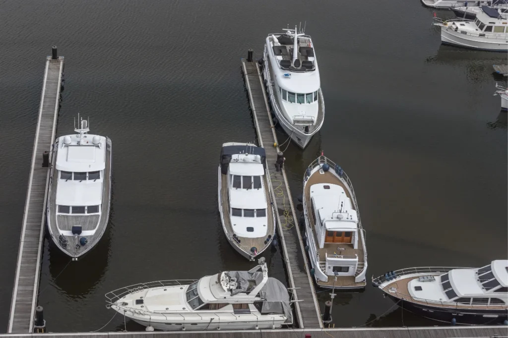 how does a boat club work