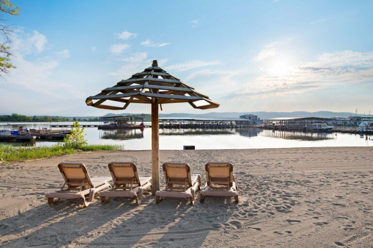 Fourwinds Lakeside Inn & Marina