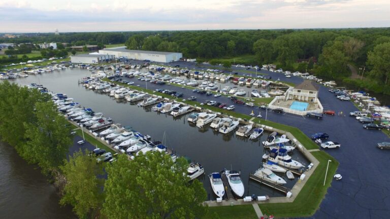 Pier 1000 Marina