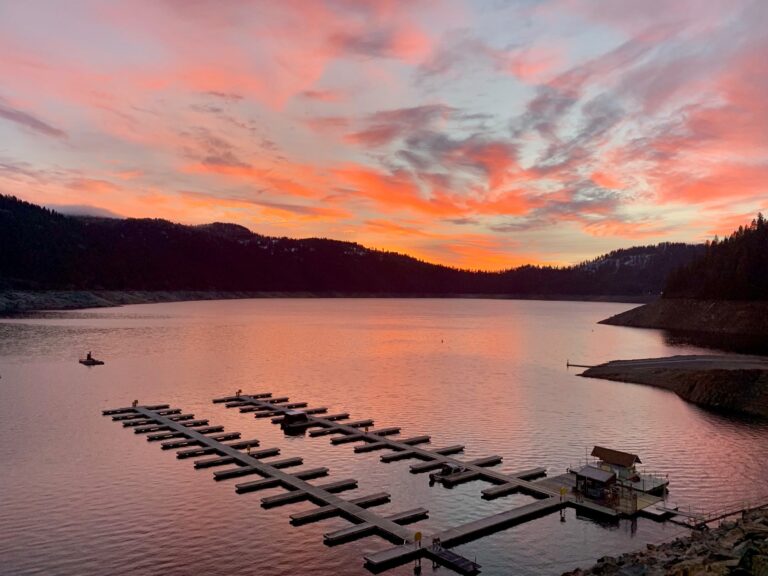 Big Eddy Lodge and Marina